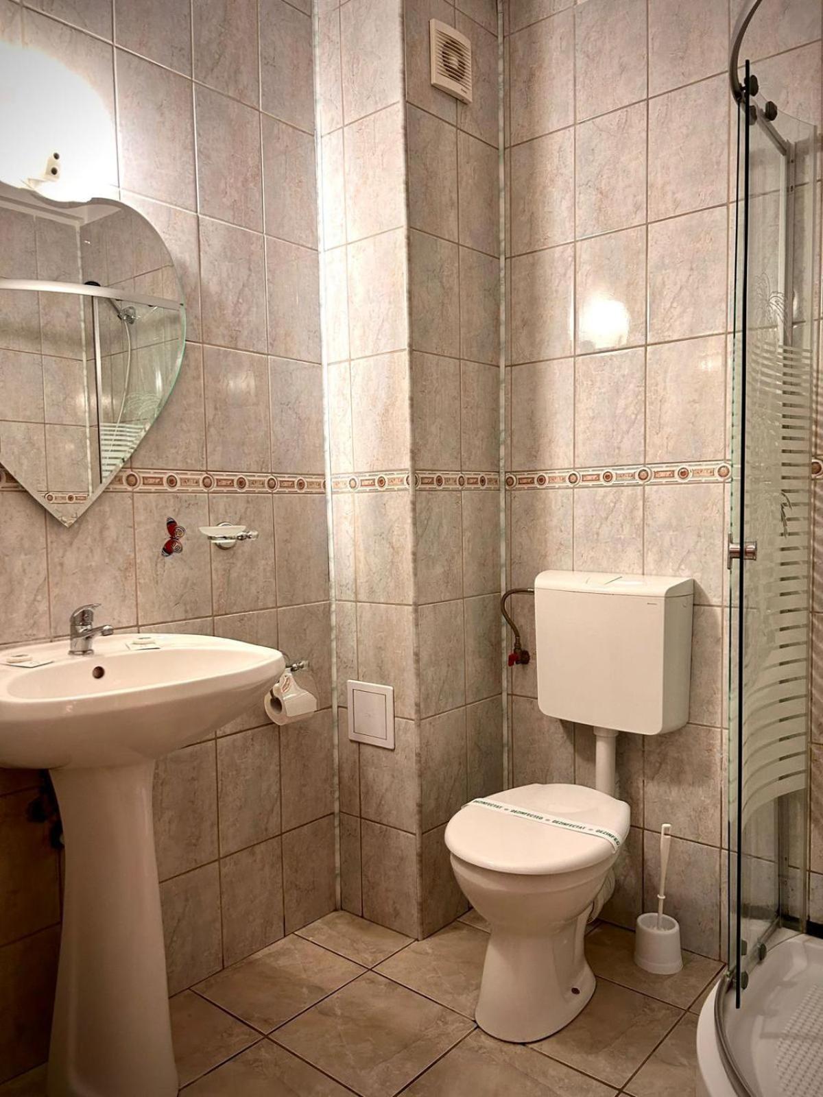 Hotel Levisticum Bacău Екстериор снимка