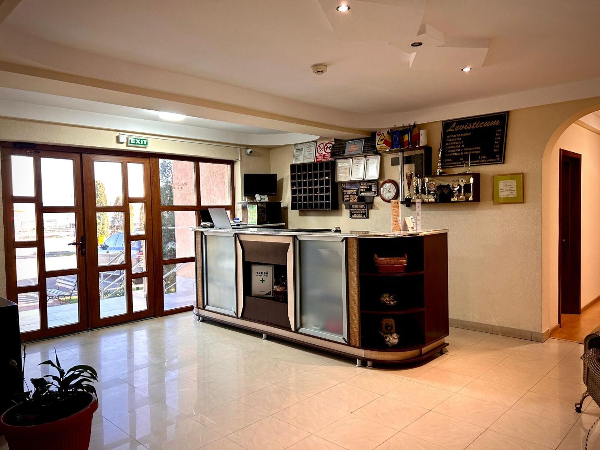 Hotel Levisticum Bacău Екстериор снимка