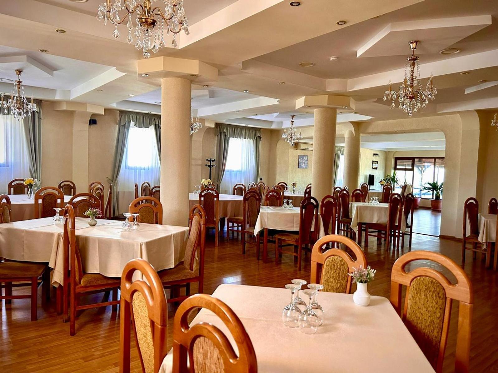 Hotel Levisticum Bacău Екстериор снимка