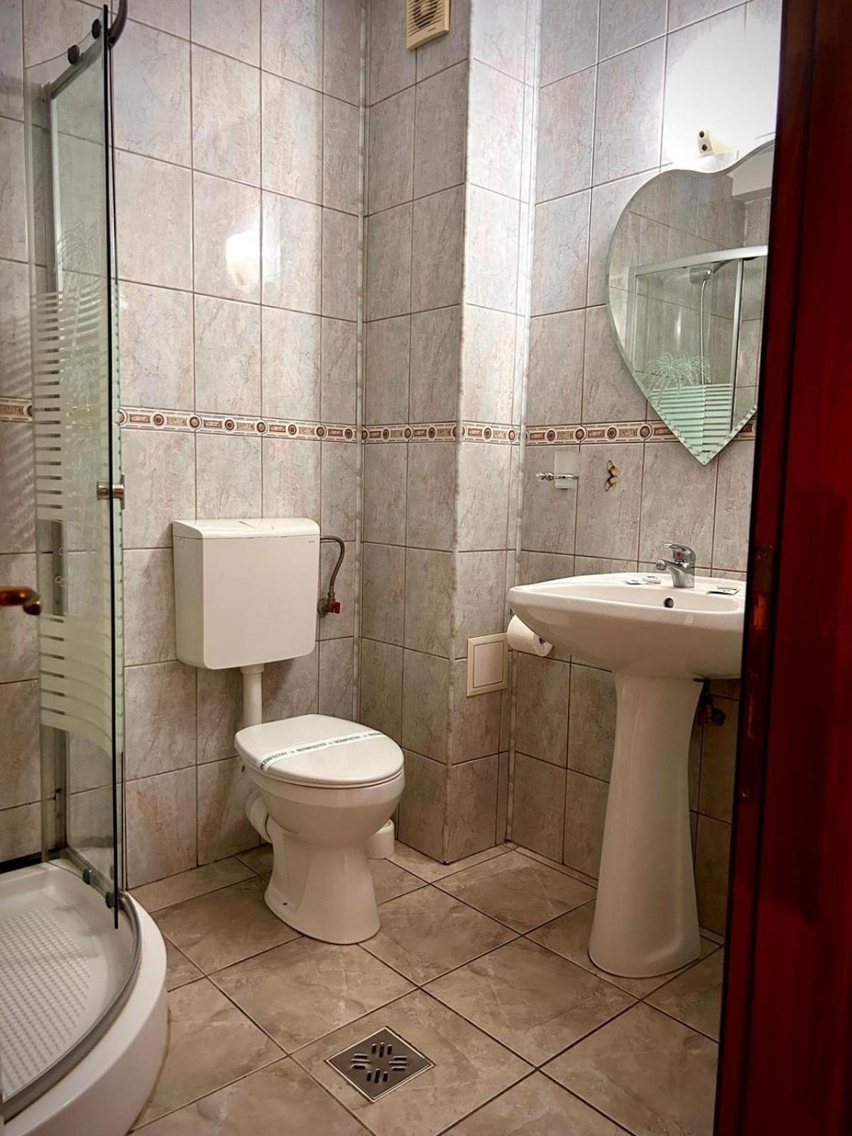 Hotel Levisticum Bacău Екстериор снимка