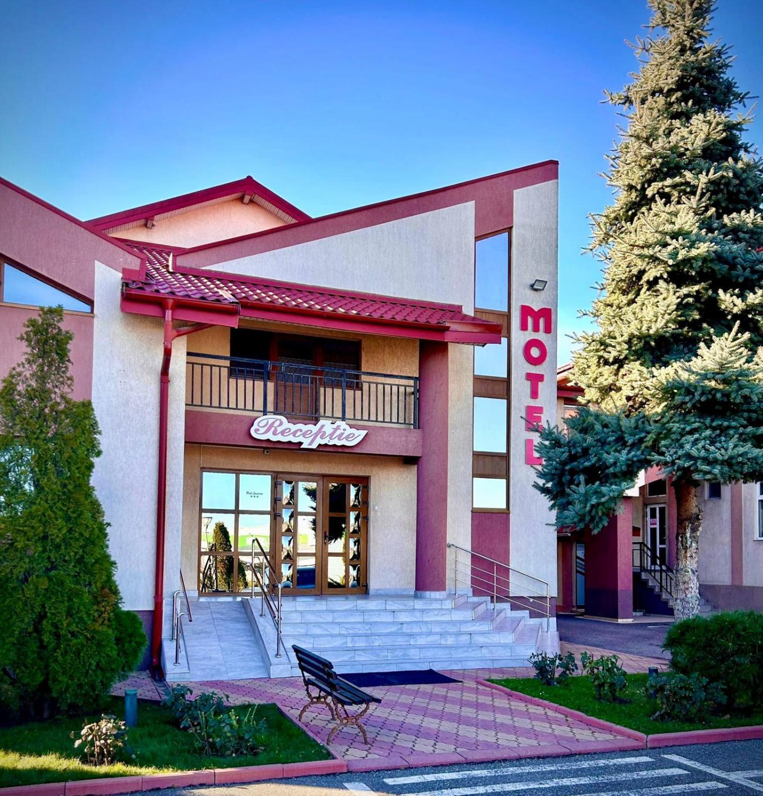 Hotel Levisticum Bacău Екстериор снимка